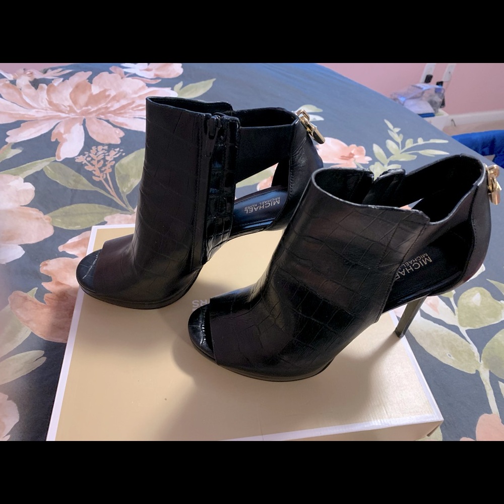 Michael Kors -Leather Black Bootie Shoe with heels. 
Size 8. Excellent condition